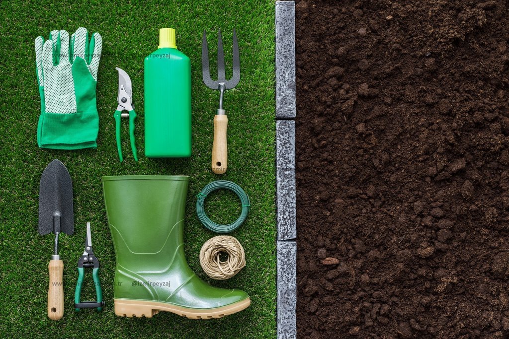 Bahçe işleri için gerekli malzemelerin düzenli bir şekilde sergilendiği bu görsel, bahçecilikle ilgili projeler ve hobiler için ilham verici bir kayna